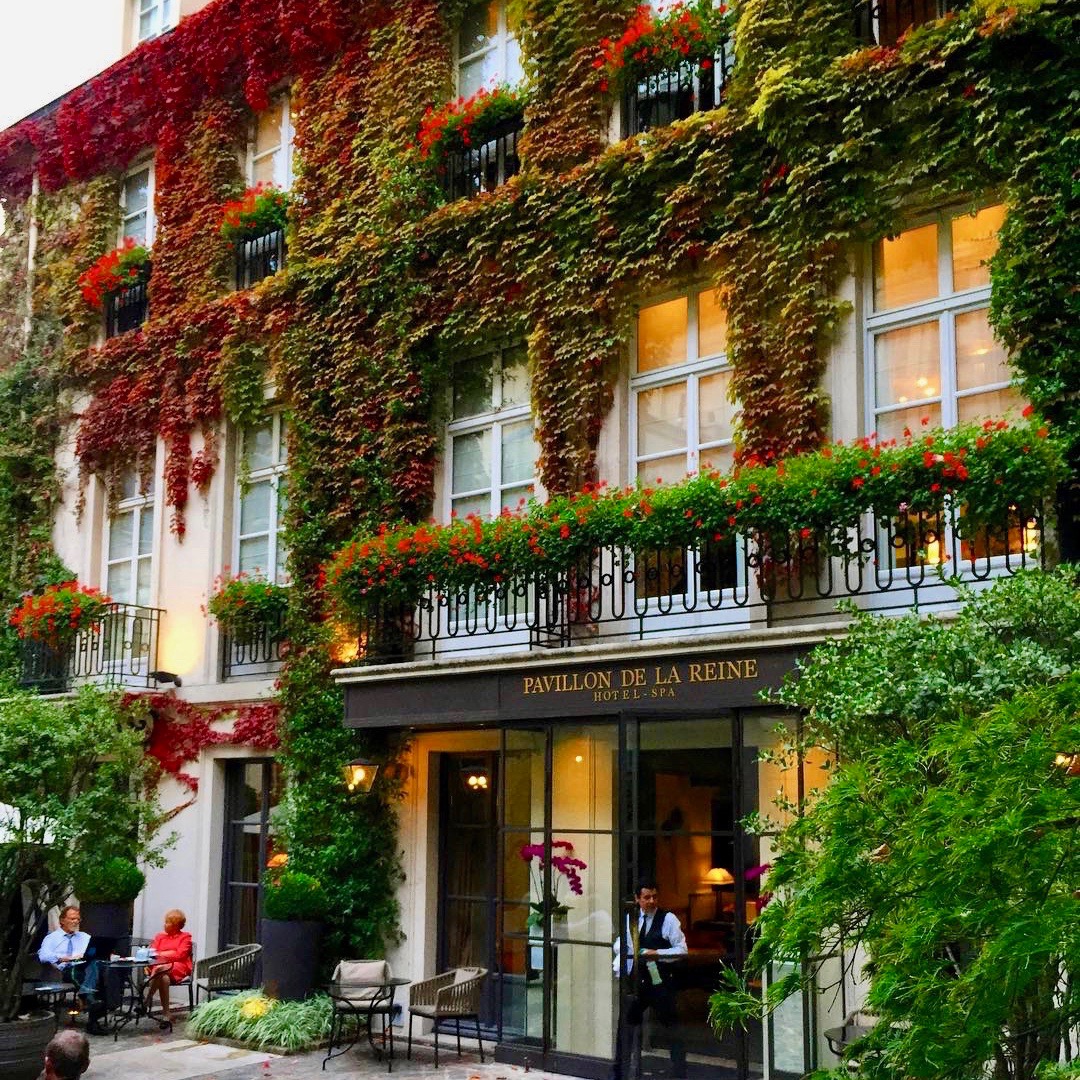 spa hôtel Paris jacuzzi du pavillon de la reine staycation